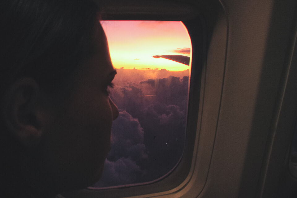 Pôr do sol pela janela do avião