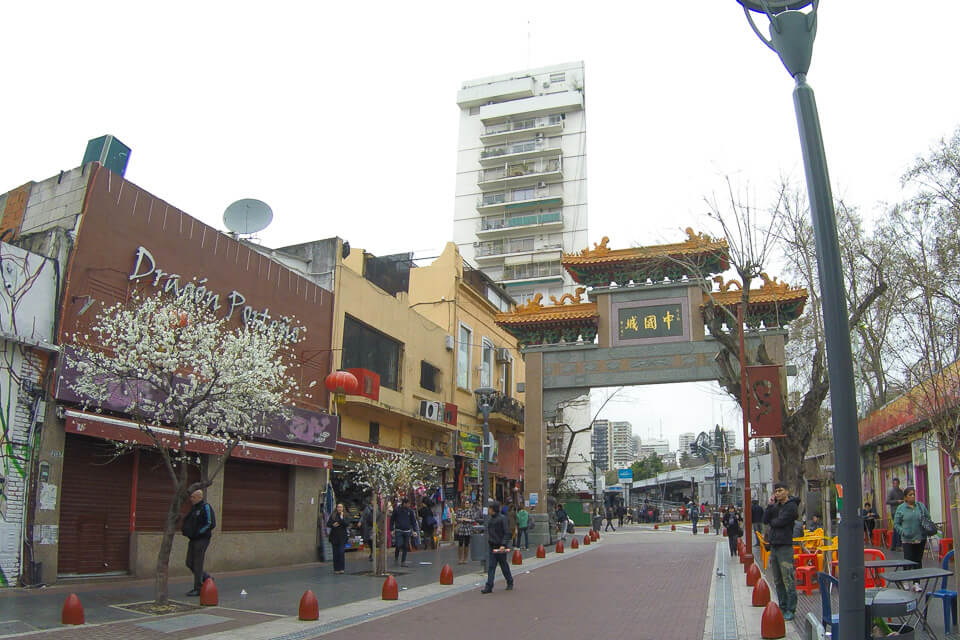 Calçadão do bairro chinês em Buenos Aires