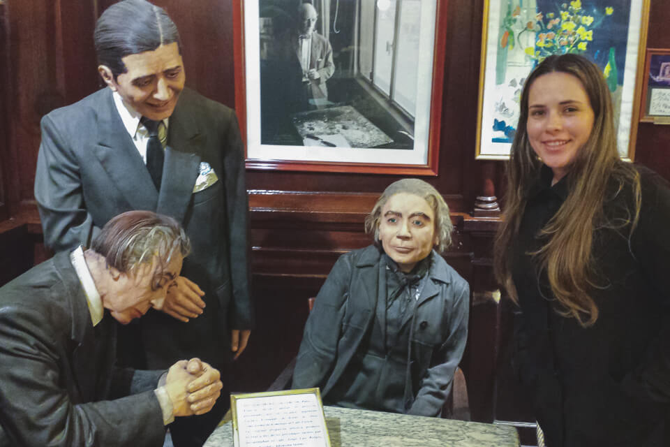 Jorge Luis Borges, Carlos Gardel e Alfonsina Storni, alguns dos grandes artistas que frequentavam o café tortoni