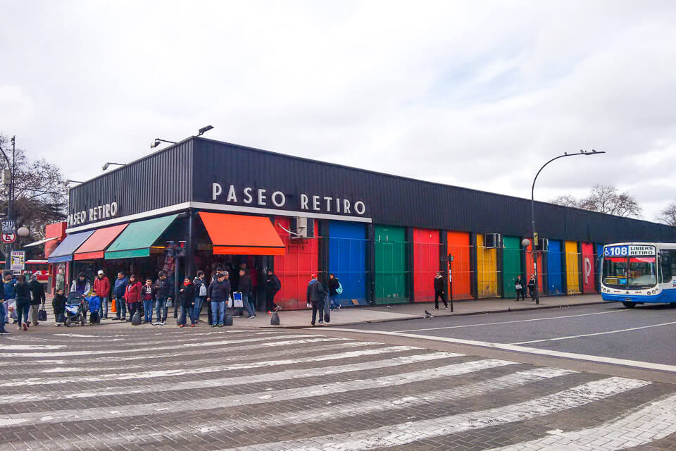 Paseo Retiro que é uma galeria (tipo camelódromo) em Buenos Aires