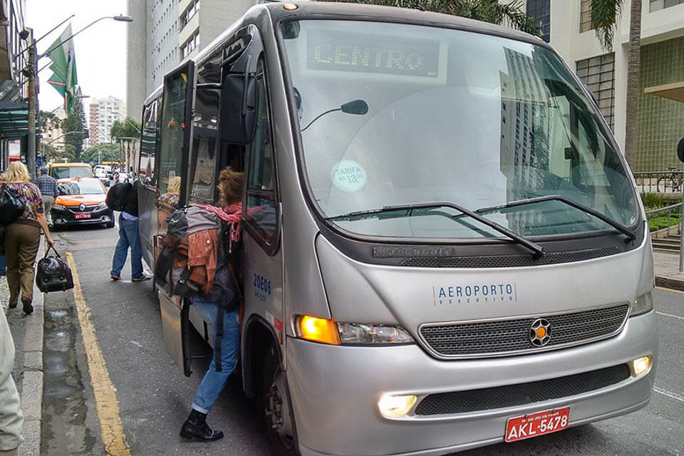 Como pegar ônibus no aeroporto de Curitiba