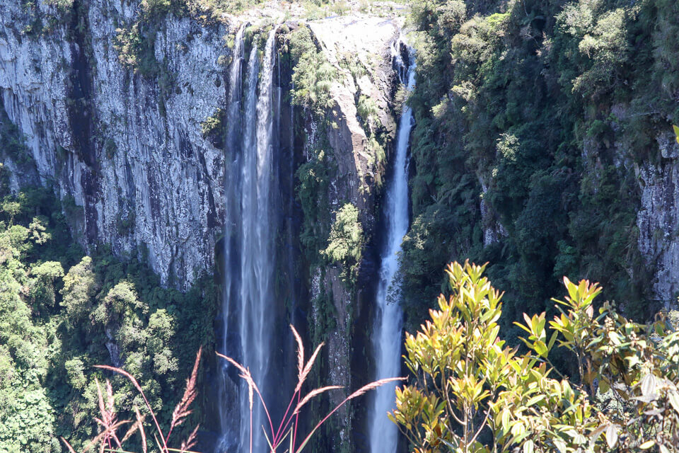 O que ver e fazer em Cambará do Sul? Cachoeira Véu de Noiva do Cânion Itaimbezinho
