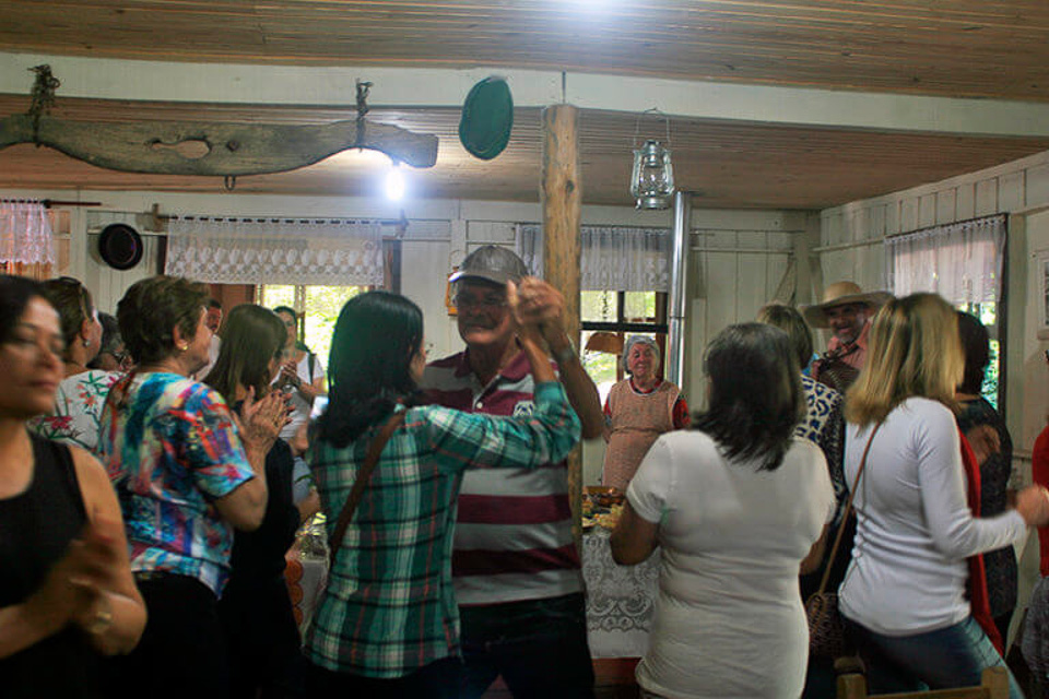 Tour o Quatrilho, um roteiro de agroturismo na Serra Gaúcha dança
