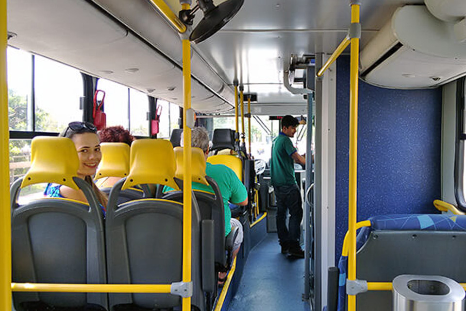 ônibus do City tour pelos principais atrativos de Porto Alegre com a Linha Turismo