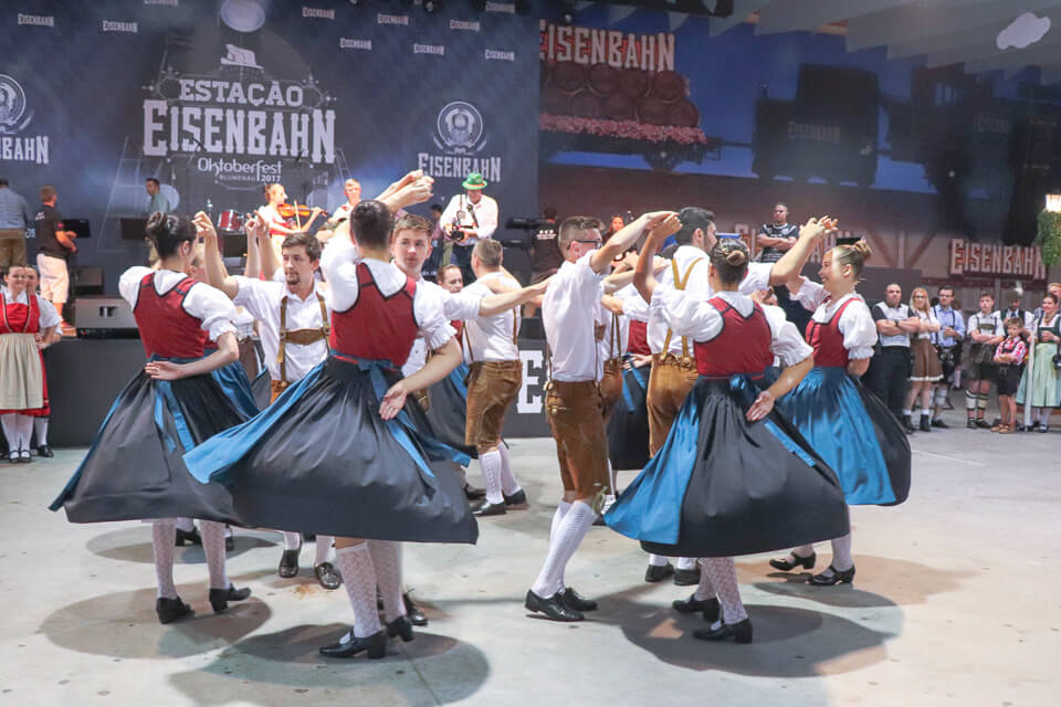 Apresentação de danças típicas na Oktoberfest Blumenau