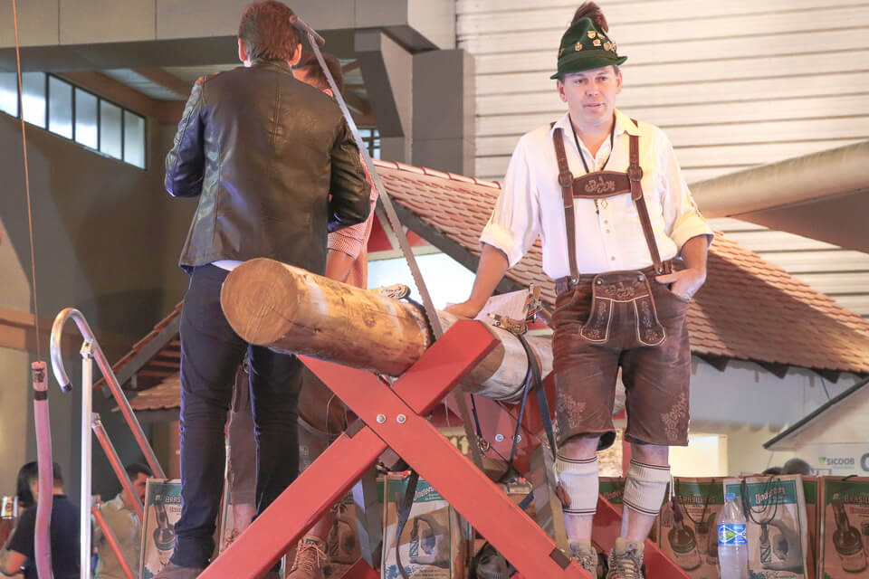 Várias competições durante a Oktoberfest Blumenau como serrar tronco