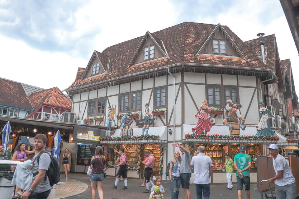 Lojas e restaurantes e arquitetura típica alemã na Oktoberfest Blumenau