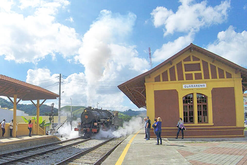 Trem chegando na estação de trem de Guararema