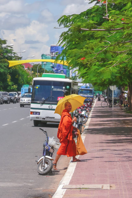 Como é andar de tuk tuk em Phnom Penh, Camboja