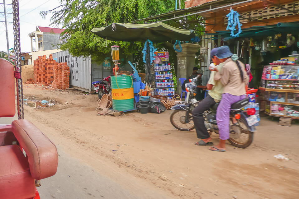 Como é andar de tuk tuk em Phnom Penh, Camboja