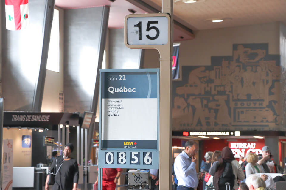 Identificação do portão de embarque na estação de trem em Montreal