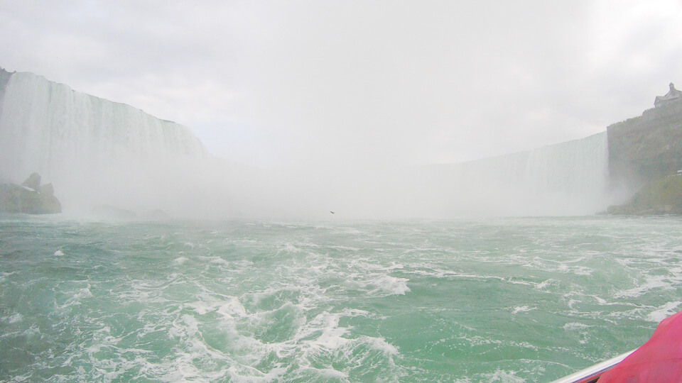 Passeio de barco Hornblower Niagara Cuises de frente para as cataratas