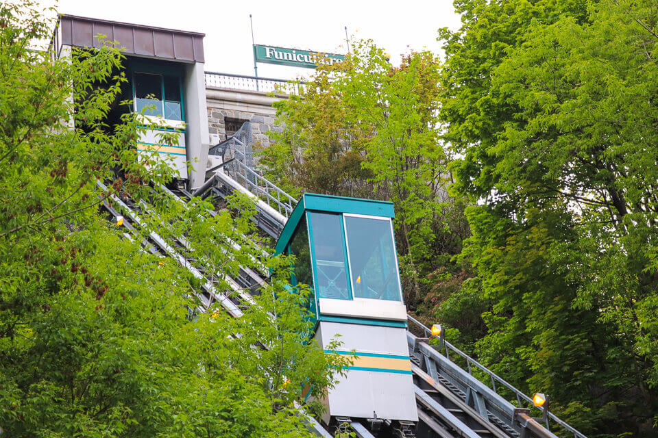 A descida do funicular para a Petit-Champlain District é uma atração à parte