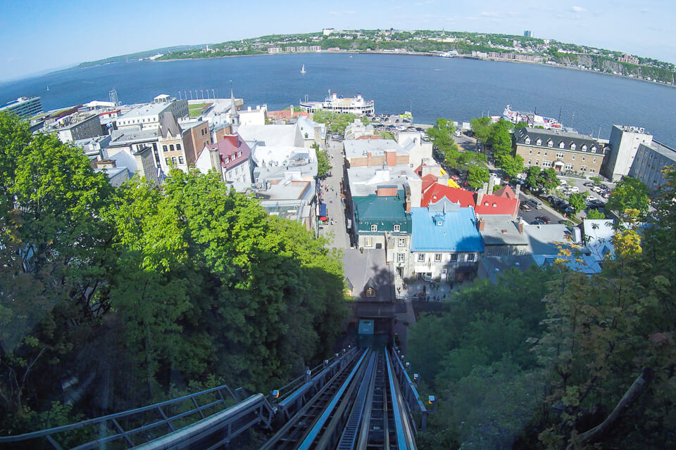 Com quase 140 anos, o funicular é um lugar que você precisa visitar em Old Quebec