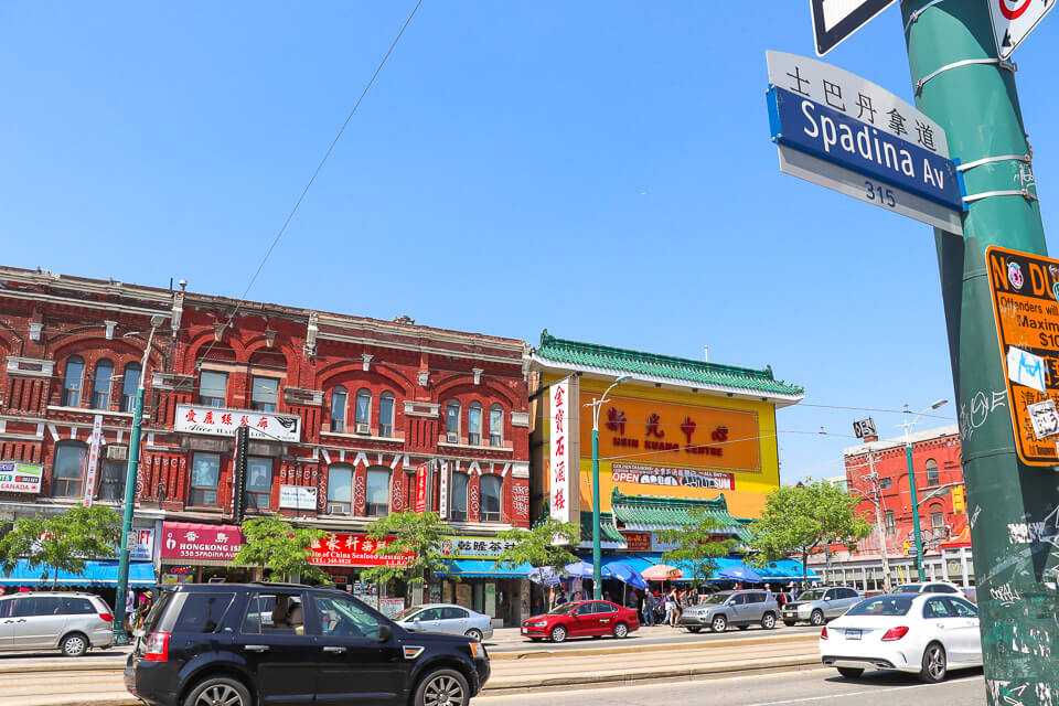 Chinatown de Toronto: Spadina Avenue com Dundas Street West