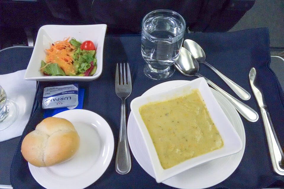 Como é voar Copa Airlines? Jantar da classe executiva (business)