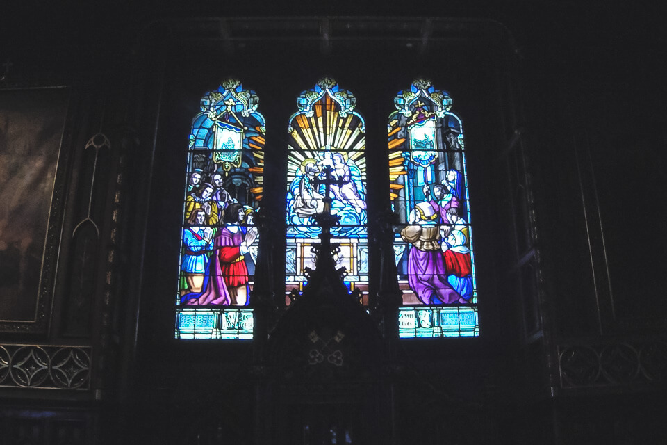 Vitrais coloridos da Basílica de Notre Dame de Montreal