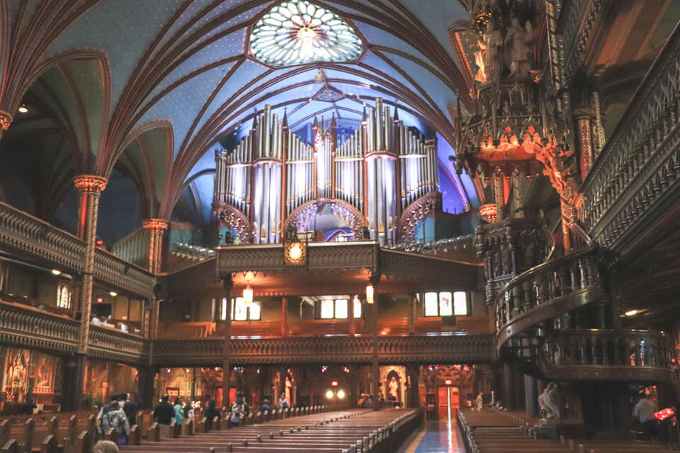 Imponente órgão acima da entrada principal Basílica de Notre Dame de Montreal
