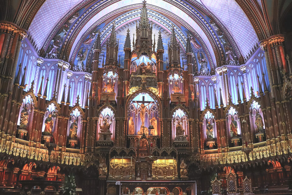 Altar com muitos detalhes e colorido da Basílica de Notre Dame de Montreal