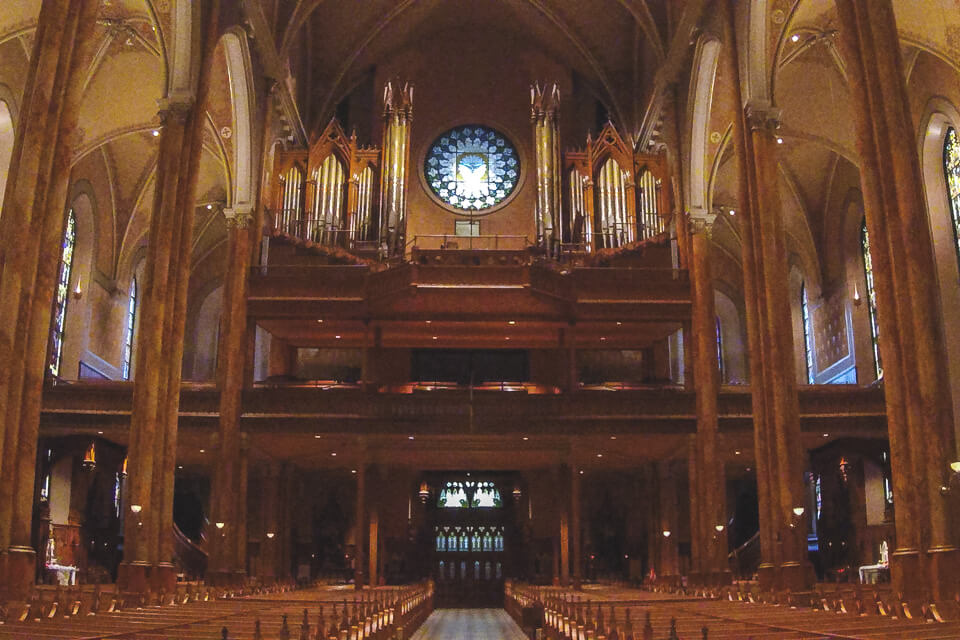 Órgão fica acima da porta de entrada principal da St. patricks basilica