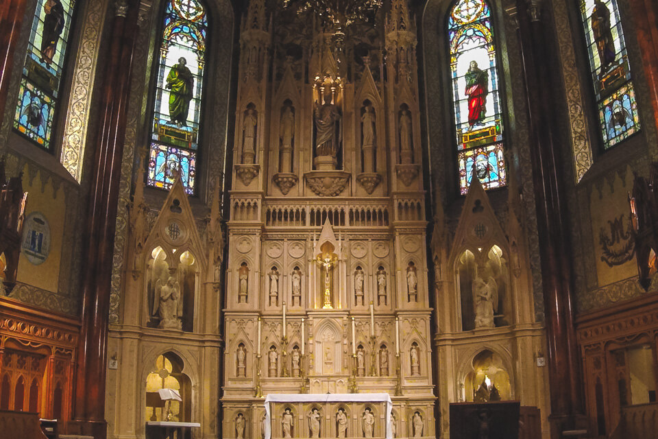 Detalhes do altar da St. Patrick's Basilica 