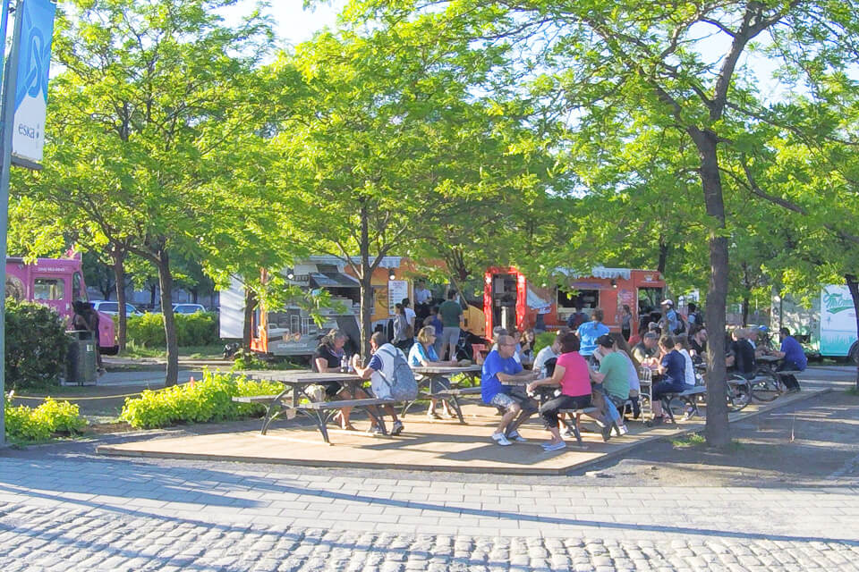 Onde comer em Montreal, Old Port Food trucks com mesas na sombra