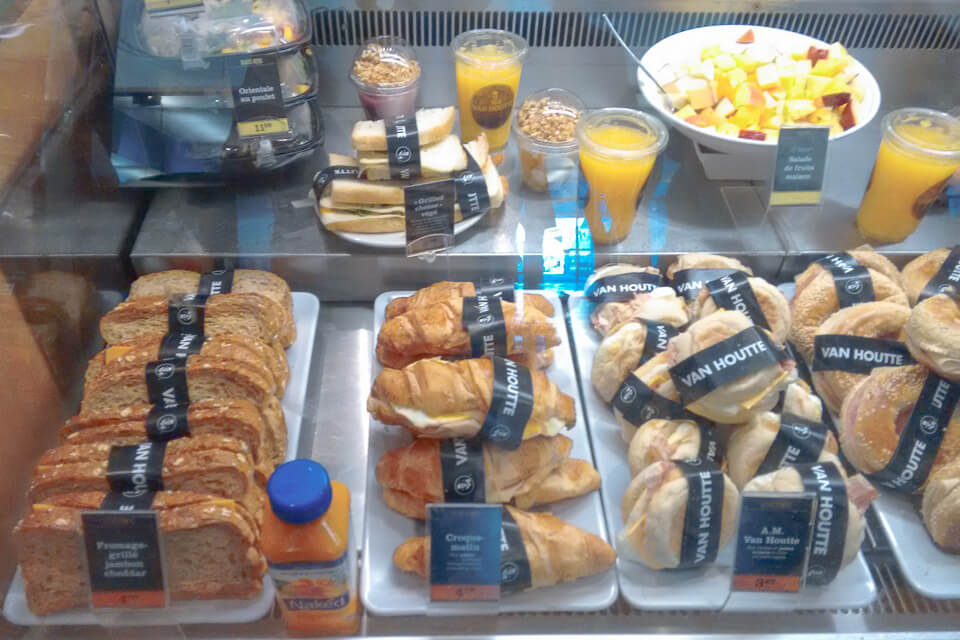 Onde comer em Montreal - Café da manhã com opções de sanduíches e frutas