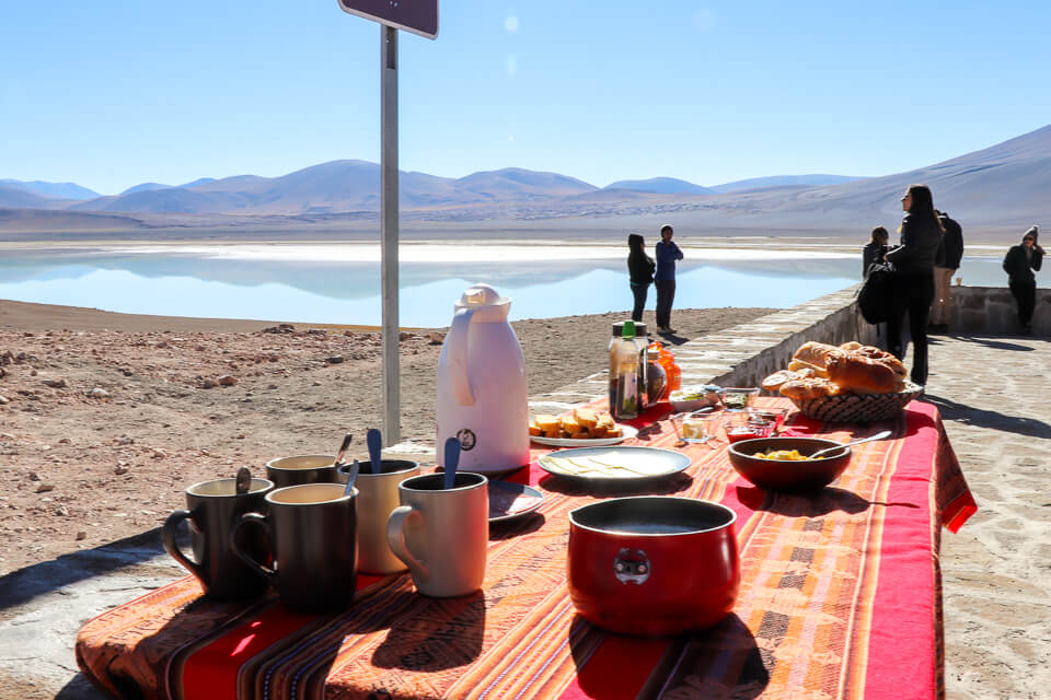 Café da manhã Laguna Tuyaito - passeios Araya Atacama Lagunas Altiplânicas
