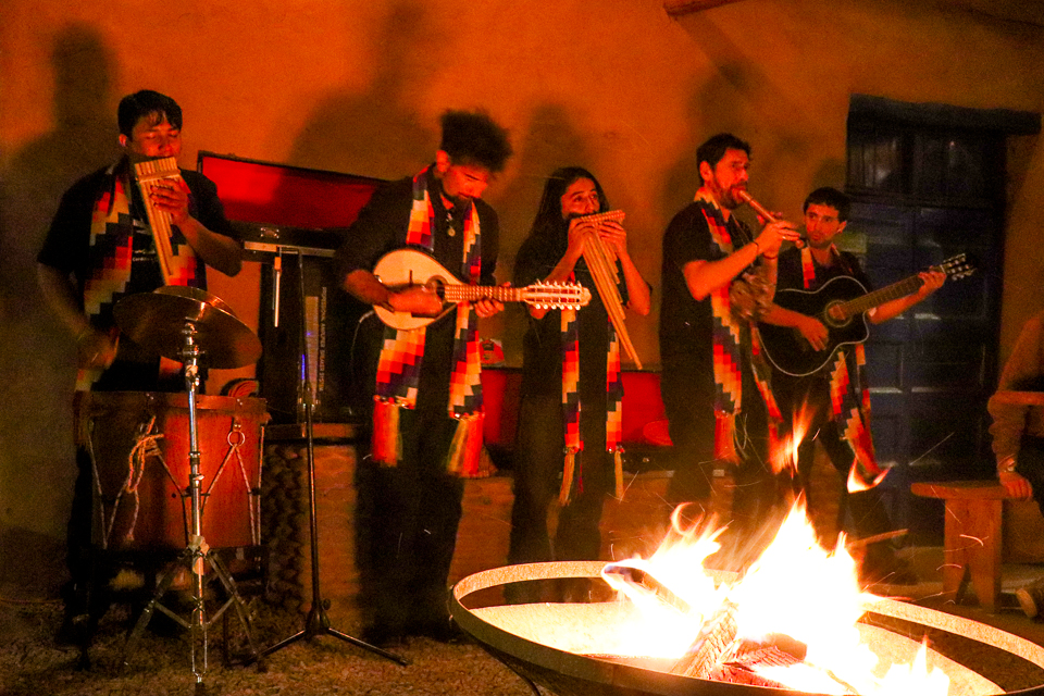 Restaurante com música ao vivo no Atacama