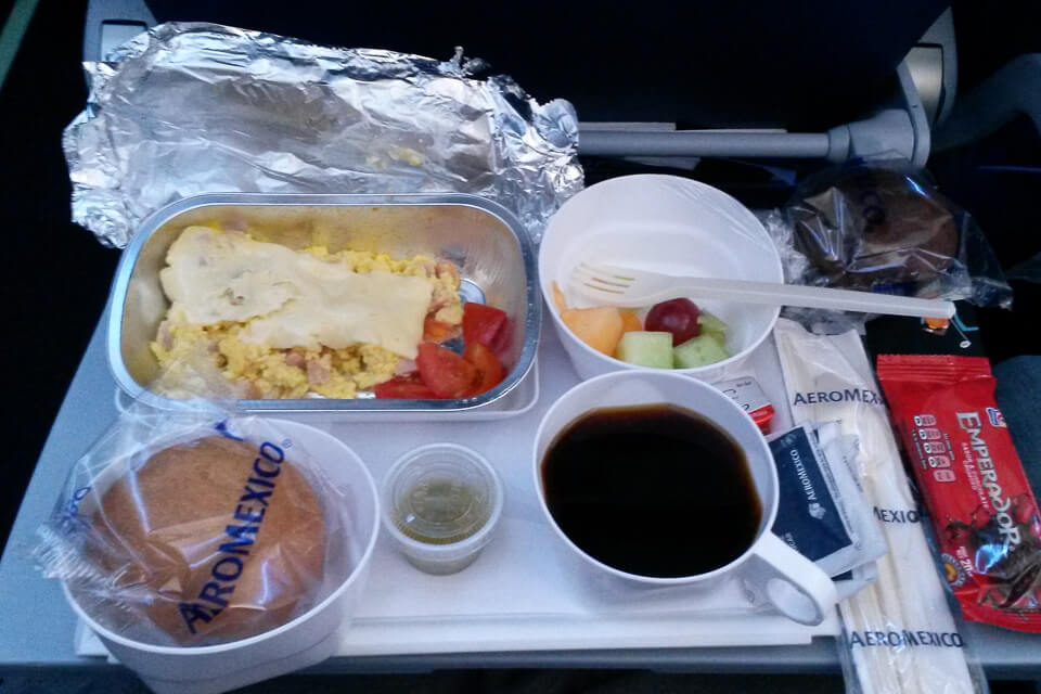 Como é voar para os Estados Unidos na classe econômica da Aeroméxico. Café da manhã a bordo. 