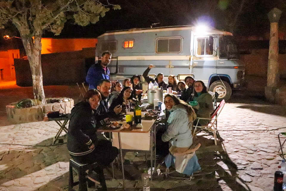 Assistindo Brasil e Argentina em Humahuaca com viajantes