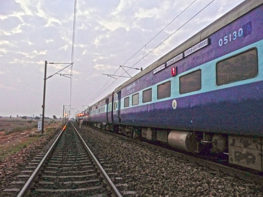 Como ir de trem de Varanasi para Agra
