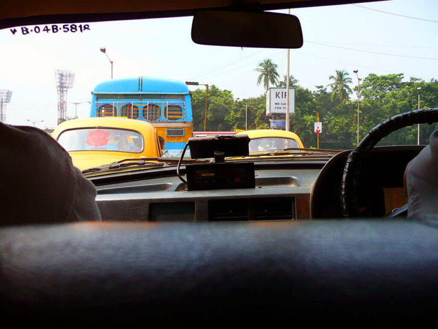 Como andar de taxi na India