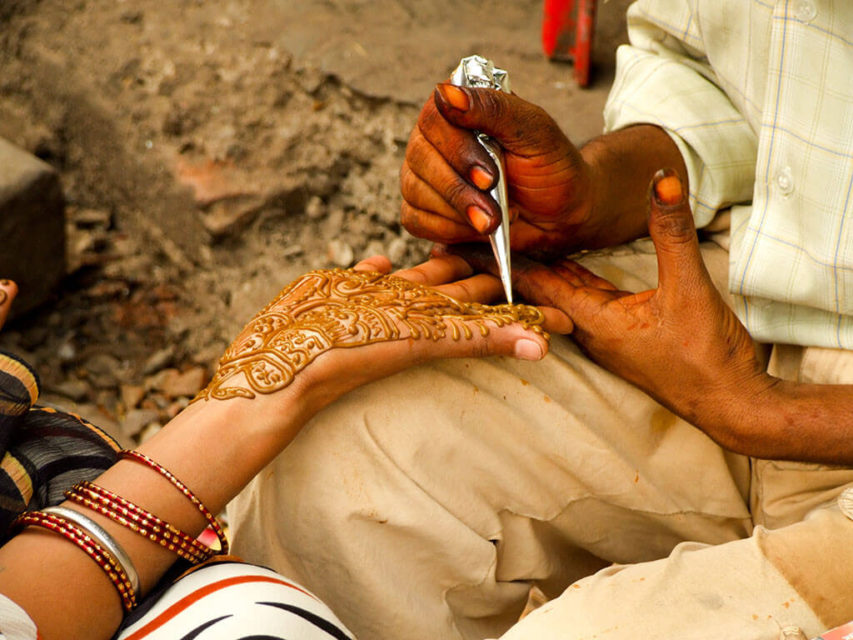 Henna indiana aplicada nas ruas de Delhi India