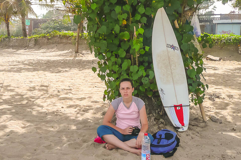 Na areia da praia de Kuta, Bali, esperando o Douglas voltar do surf
