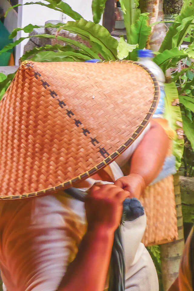 Mulher com chapéu de cone, Bali, Indonésia