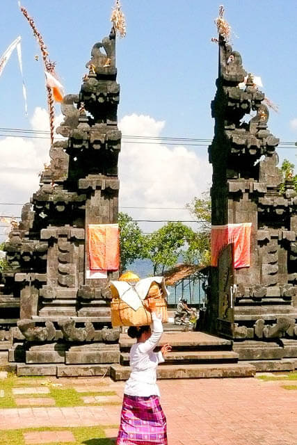 Como se vestir em Bali regras de vestimenta sarong