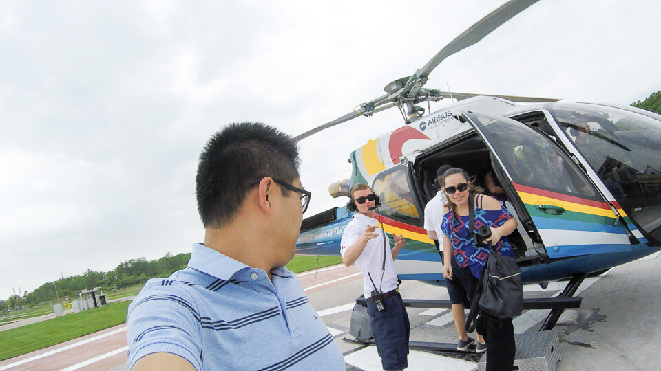 Desembarque do passeio de helicóptero nas Cataratas de Niagara no Canada