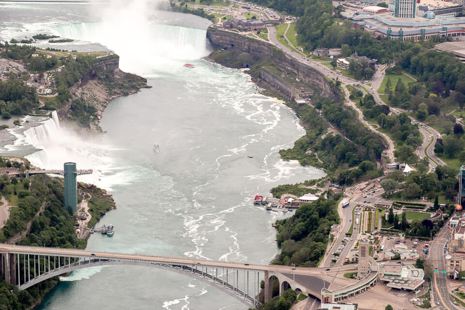 Cataratas de Niagara Falls vistas do alto no passeio de helicóptero