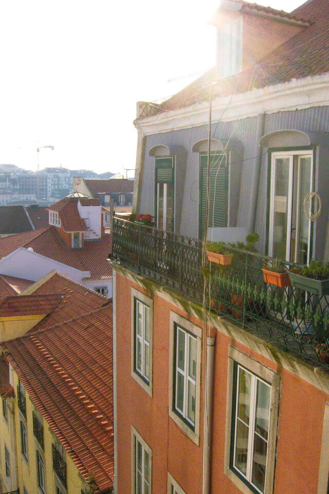 Lisboa em 2 dias: Fachada de edifício com cores fortes e janelas típicas de Lisboa
