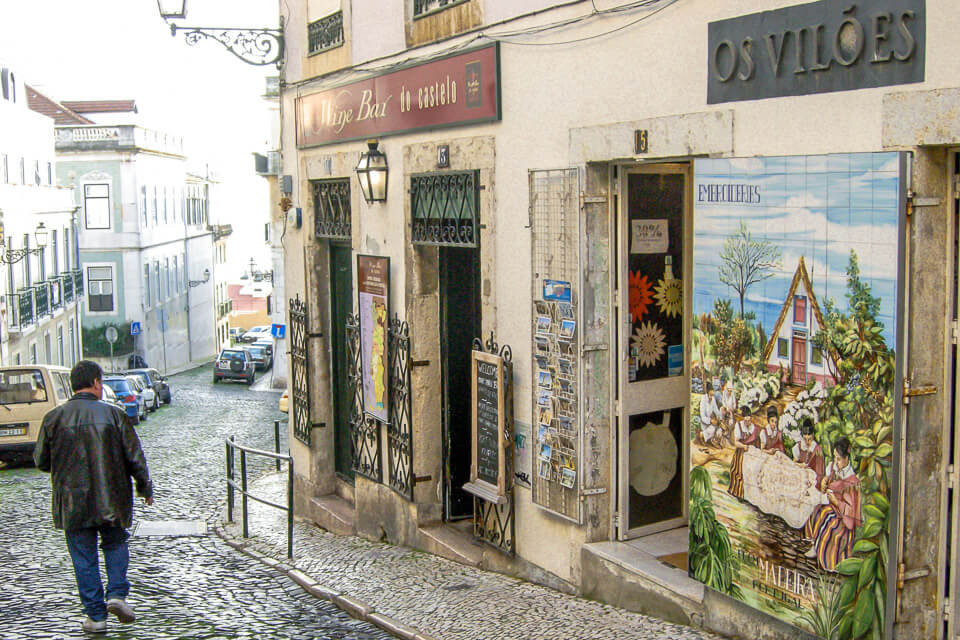 Lisboa em 1 dia: Típica rua de Lisboa, com fachada de azulejos decorativos