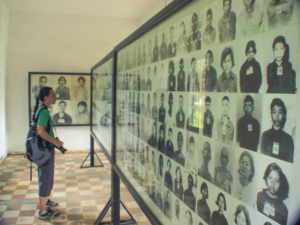 Fotos no museu sobre o Khmer Vermelho